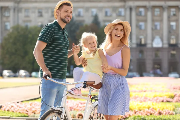 Famille Heureuse Avec Vélo Extérieur Jour Été — Photo