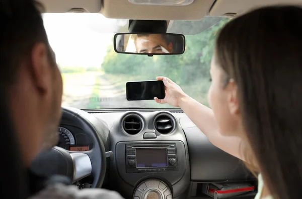 Casal Jovem Levando Selfie Carro Viagem Carro Visão Traseira — Fotografia de Stock