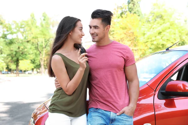 Gelukkige Jonge Paar Met Belangrijke Staande Buurt Van Nieuwe Auto — Stockfoto