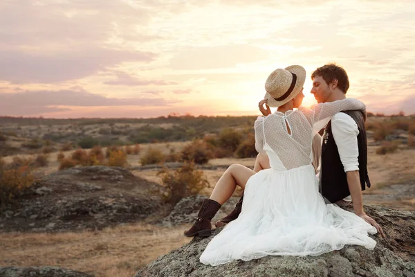 Felices Recién Casados Sentados Roca Atardecer —  Fotos de Stock