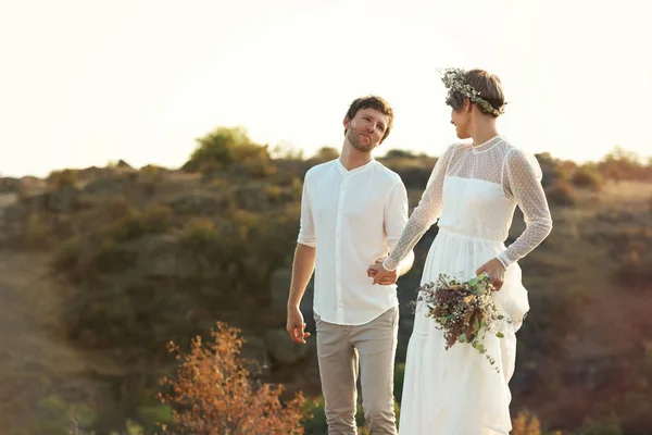 Feliz Recién Casados Con Hermoso Ramo Campo Aire Libre —  Fotos de Stock