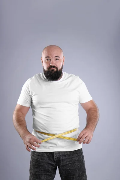 Толстяк Измерительной Лентой Сером Фоне Потеря Веса — стоковое фото