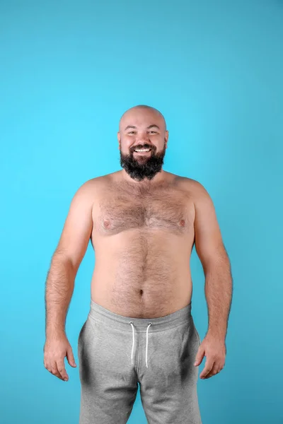 色の背景上のデブ男 体重減少 — ストック写真