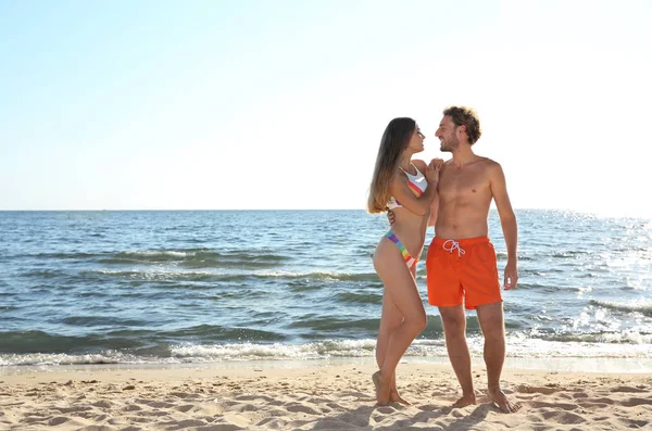 Feliz Joven Pareja Ropa Playa Posando Orilla Del Mar —  Fotos de Stock