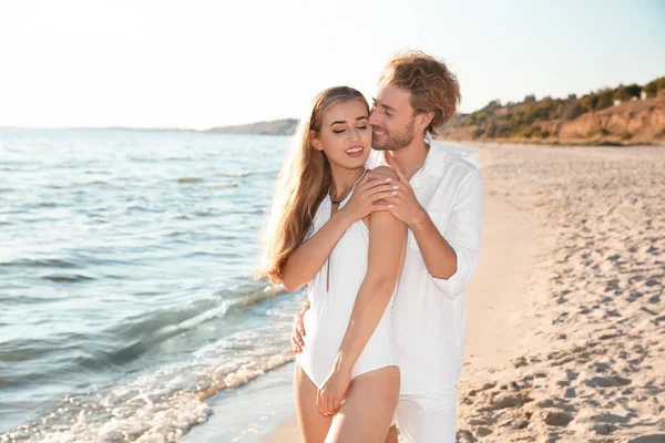 Romantyczna Młoda Para Spędzać Czas Razem Plaży — Zdjęcie stockowe