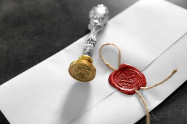 Gri arkaplanda eski noter damgası ve mühürlü belge, kapat