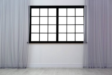 Pencere ve açık perdeleri boş oda. Ev iç