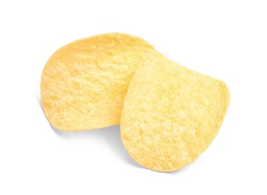 beyaz zemin üzerine lezzetli çıtır patates cipsi