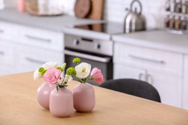 Mutfak iç tablo güzel çiçekli vazo. Metin için yer