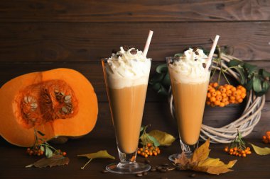 Masada lezzetli kabak spice latte ile kompozisyon