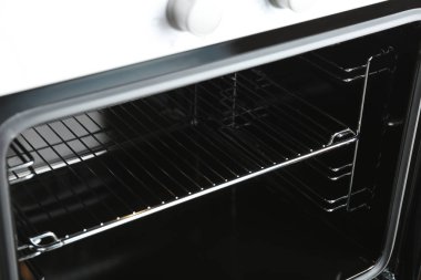 Açık boş elektrikli fırın raf, closeup ile