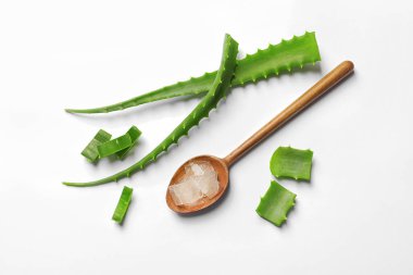 Beyaz arka plan üzerinde aloe vera ile düz yatıyordu kompozisyon