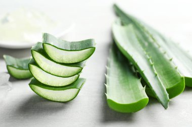 Taze dilimlenmiş aloe vera üzerinde açık renkli yaprakları