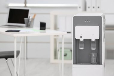 Modern su soğutucu ofiste. Metin için yer