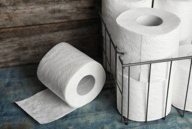 Tuvalet kağıdı masaya alır. Kişisel hijyen