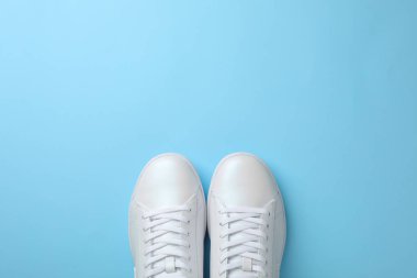 Düz renkli arka plan üzerinde ayakkabı yatıyordu. Metin için yer