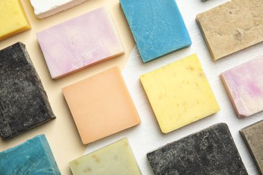 El yapımı sabun Barlar renk arka planda, üstten görünüm