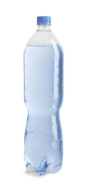 Beyaz zemin üzerinde su olan plastik şişe.