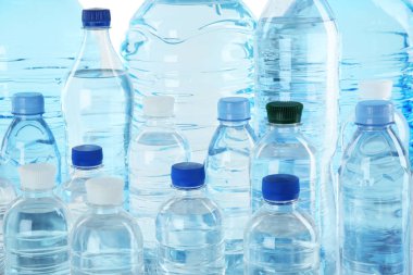 Saf su, closeup ile farklı plastik şişe seti