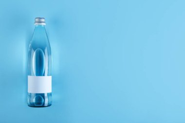 Şişe su renk arka plan, üstten görünüm üzerinde. Metin için yer