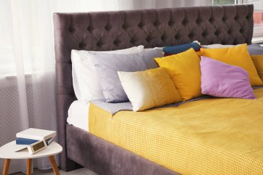 Farklı yastık yatak odasında. İç dekor için fikir