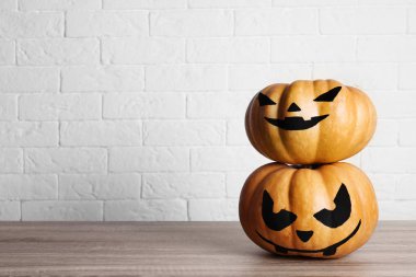 Tablo renkli arka plan, metin için yer korkunç yüzü olan balkabağı. Cadılar bayramı dekorasyonu