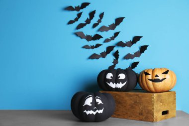 Halloween süslemeleri renk arka plan karşı masada kümesi. Metin için yer