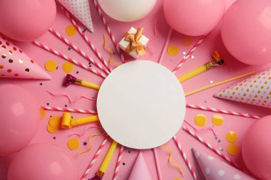 Hava balonları ve renk arka plan üzerinde metin için boş kart düz yatıyordu kompozisyonu