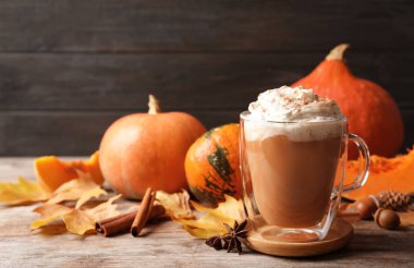 Cam fincan lezzetli kabak spice latte ahşap tablo ile