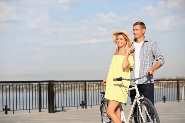 Pareja Feliz Con Bicicleta Aire Libre Día Soleado — Foto de Stock