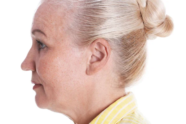 Starsza Kobieta Białym Tle Zbliżenie Problem Słuchu — Zdjęcie stockowe