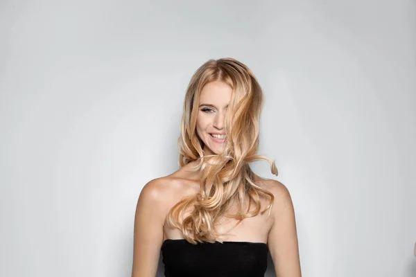 Işık Arka Plan Üzerinde Sağlıklı Uzun Sarı Saçlı Güzel Kadın — Stok fotoğraf