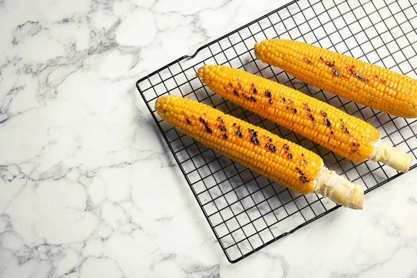 Cooling Rack Grilled Corn Cobs Marble Background Top View Space — Stock Photo, Image