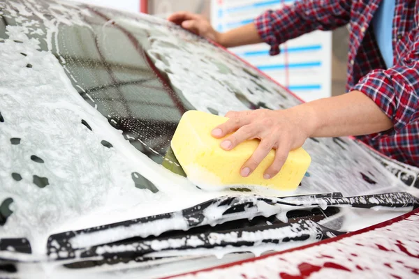 Νεαρός Καθαρισμού Οχημάτων Σφουγγάρι Στο Self Service Αυτοκίνητο Πλύσιμο — Φωτογραφία Αρχείου