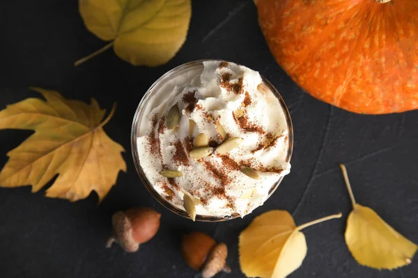 Plochá Laických Složení Pumpkin Spice Latte Skle Tmavém Pozadí — Stock fotografie