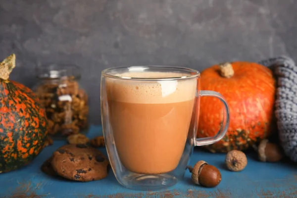 Composición Con Sabroso Café Con Leche Especias Calabaza Taza Vidrio —  Fotos de Stock