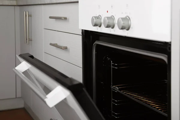 クローズ アップのキッチンで開いている空の電気オーブン — ストック写真