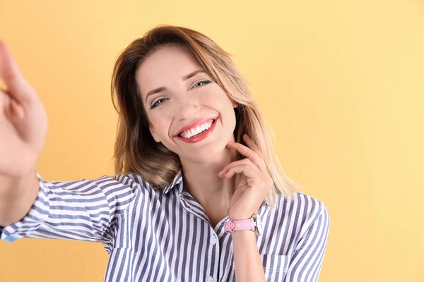 Hermosa Mujer Riendo Tomando Selfie Sobre Fondo Color — Foto de Stock