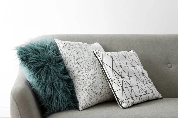 Sofá Com Travesseiros Macios Diferentes Fundo Claro Elemento Interior — Fotografia de Stock
