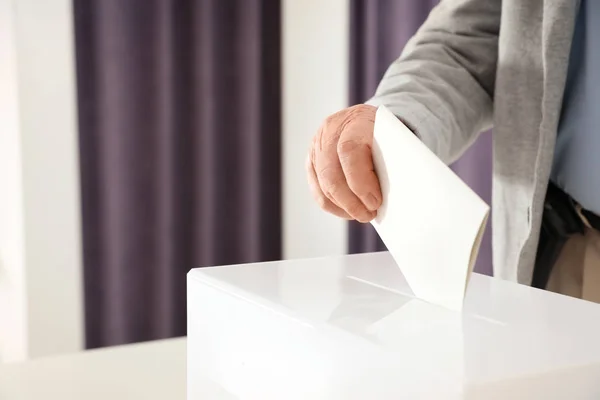 Homme Âgé Met Son Bulletin Vote Dans Une Urne Bureau — Photo