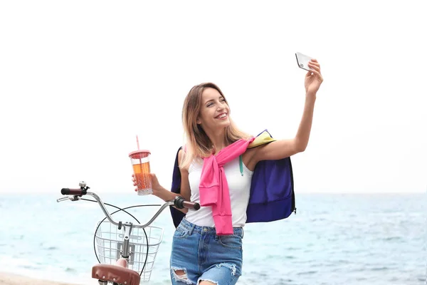Atrakcyjna Kobieta Biorąc Selfie Pobliżu Rowerów Wybrzeżu Morza — Zdjęcie stockowe