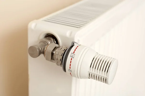 Heizkörper Mit Thermostat Der Nähe Von Lichtwänden Innenbereich — Stockfoto