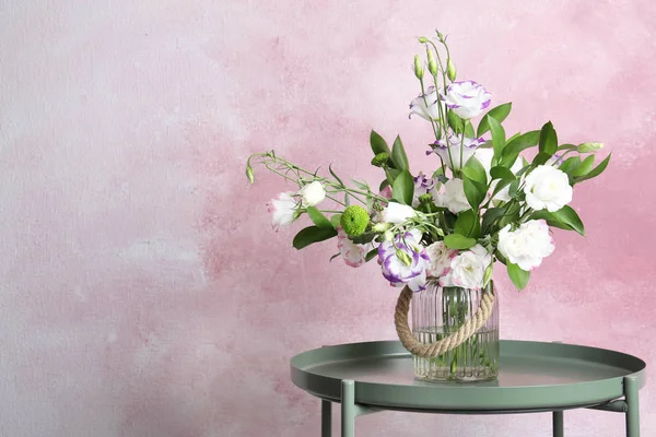 テーブル背景に色のきれいな花のブーケの花瓶 テキストのためのスペース — ストック写真