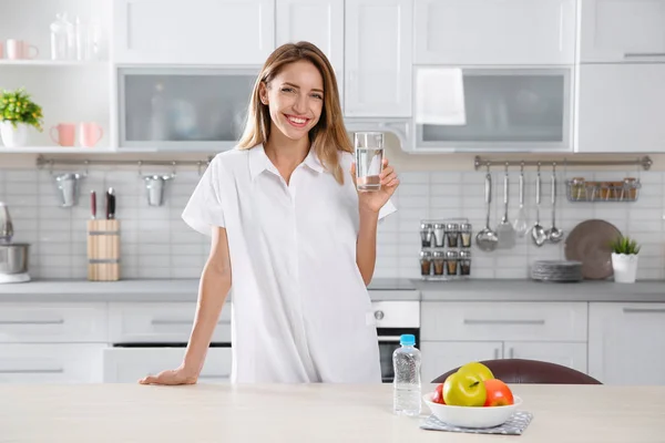 Giovane Donna Possesso Vetro Con Acqua Pulita Cucina — Foto Stock