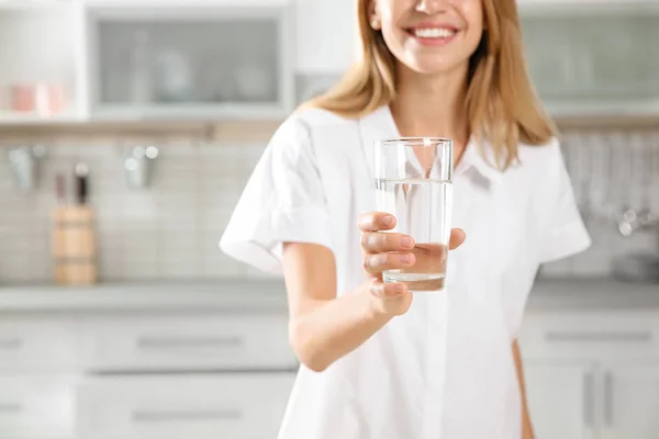 Νεαρή Γυναίκα Κρατά Ποτήρι Καθαρό Νερό Στην Κουζίνα Κοντινό Πλάνο — Φωτογραφία Αρχείου