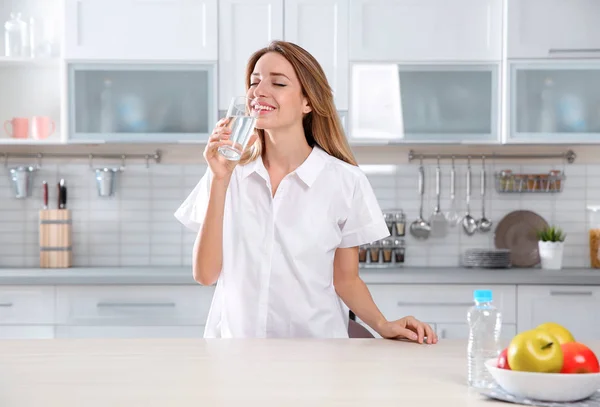 Junge Frau Trinkt Küche Sauberes Wasser Aus Glas — Stockfoto