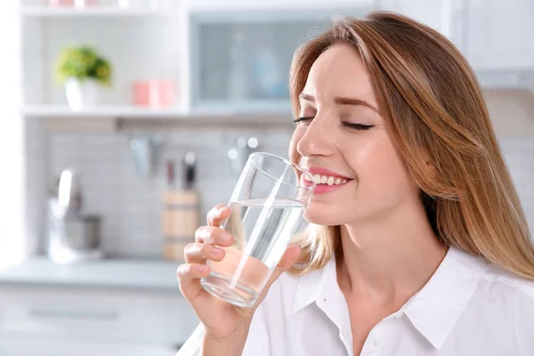 Mujer Joven Bebiendo Agua Limpia Vidrio Cocina — Foto de Stock