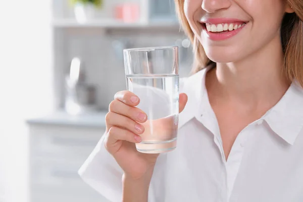 Mujer Bebiendo Agua Limpia Vidrio Cocina Primer Plano — Foto de Stock