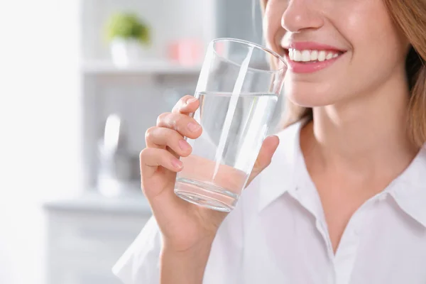 Mujer Bebiendo Agua Limpia Vidrio Cocina Primer Plano — Foto de Stock