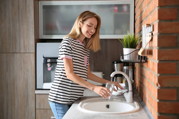 Jovem Mulher Enchimento Vidro Com Água Torneira Cozinha — Fotografia de Stock